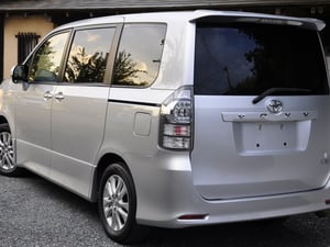 2010 Toyota Voxy ZS Edition Twin Sunroofs — photo 6