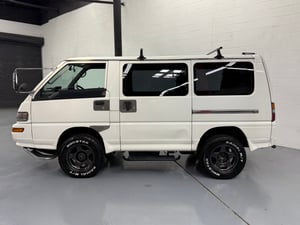 1998 Mitsubishi Delica Star Wagon — photo 3