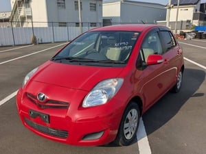 2010 Toyota Vitz F — photo 2