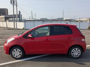 2010 Toyota Vitz F — photo 3