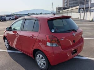 2010 Toyota Vitz F — photo 4