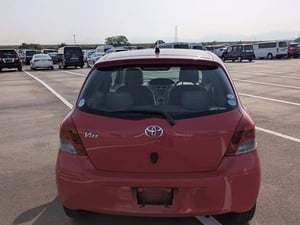 2010 Toyota Vitz F — photo 5